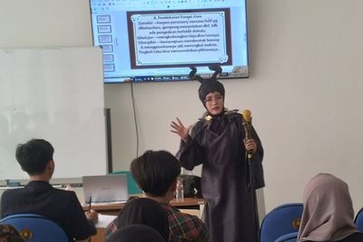 Viral! Dosen Pakai Kostum Malificient saat Ngajar, Lengkap dengan Tanduk dan Tongkat