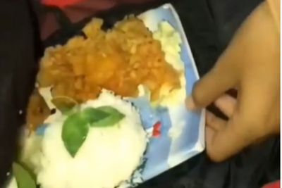 Nasi Ayam Siswa Ini Tumpah di Dalam Tas Berisi Buku: Makanannya Pengen Belajar
