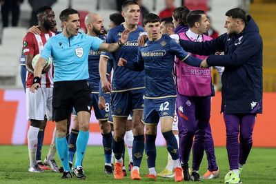 Kacau Banget! Fans Masuk Lapangan Pukul Hidung Pemain Fiorentina Sampai Berdarah