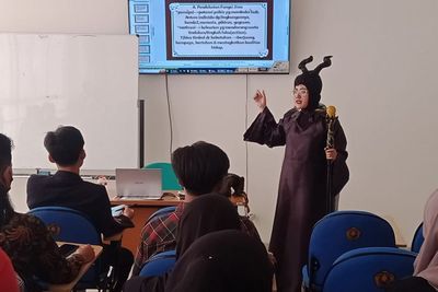Cerita Dosen Unej Ngajar Pakai Kostum Unik, Ternyata Bikin Sendiri Sampai Rela Begadang!