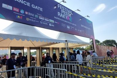 Makin Sore Makin Seru, Pengunjung Padati Main Stage di Festival Pesta Rakyart di Day 1