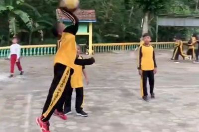 Viral! Seorang Siswa SD Main Voli Layaknya Atlet Profesional, Jago Banget