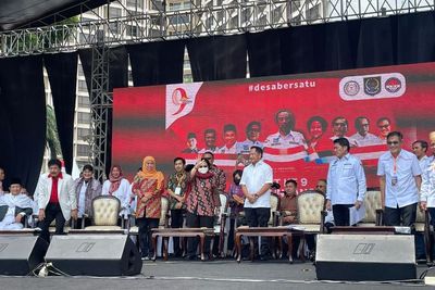 Hadiri Peringatan 9 Tahun UU Desa, Megawati Disambut Ribuan Kades dan Raih Penghargaan