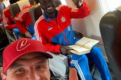 Keren! Sadio Mane Baca Al Quran di Perjalanan Laga Tandang Bayern Munchen ke Leverkusen