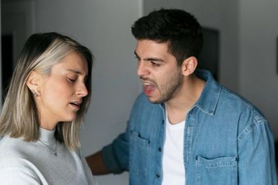 Stop Victim Blaming! Ini 4 Cara Bantu Teman yang Alami Kekerasan dalam Pacaran