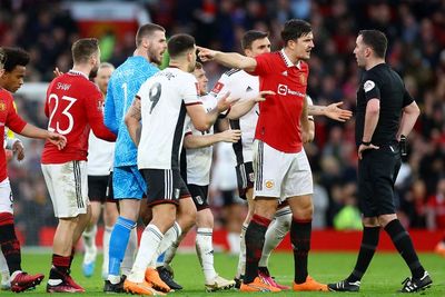 Haters Sebut MU Diselamatkan Kartu Merah hingga Bayar Wasit