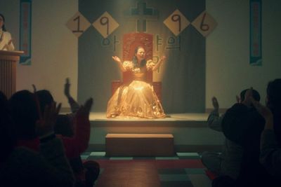 Review Dokumenter In The Name of God: A Holy Betrayal, Bahaya Pemujaan pada Manusia