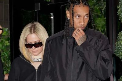 Avril Lavigne Dapat Hadiah Kalung Mewah Khusus dari Tyga, Berlapis Berlian Seharga Rp1,2 M