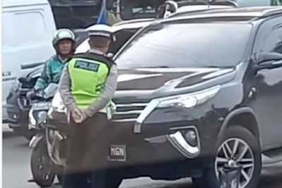 Polisi Kantongi Identitas Sopir Fortuner yang Viral Seruduk Polantas di Jakarta Barat