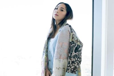 Gaya Nagita Slavina bak Seorang Model Saat Pose di Jendela, Cantiknya di Luar Prediksi!