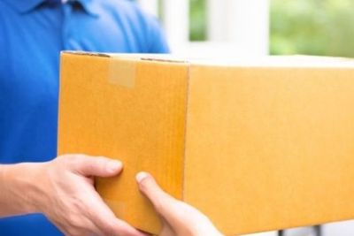 Ngakak! Kurir Ini Dikerjain Pelanggan, Nyari Duit di Antara Belasan Pot Bunga