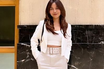 Potret Cantik Mayang Tampil Berbusana Serba Putih, Bentuk Tubuhnya Jadi Sorotan!