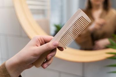 Bukan Cuma Rambut, Sisir Juga Perlu Dicuci Rutin Loh, Begini Caranya