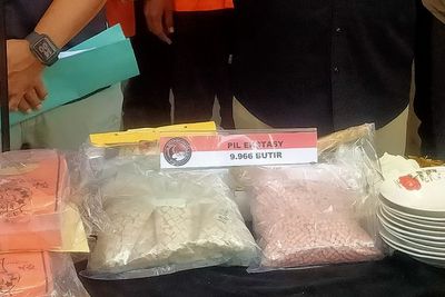 Terbongkar! 14 Kg dan Pil Ekstasi 9.966 Butir Ditemukan di Bawah Tumpukan Piring