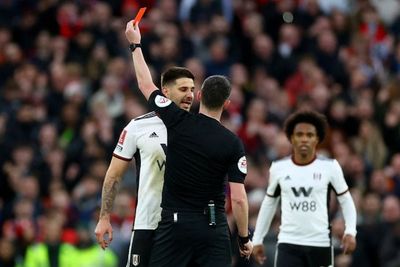 Dorong Wasit saat Lawan MU, Bintang Fulham Ini Dihukum Gak Boleh Main Sampai Akhir Musim?
