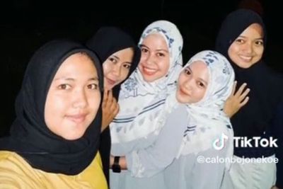 Seram! Ada Penampakan Pocong Merah di Belakang Cewek Ini, Gara-gara Foto Berlima?
