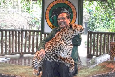Liburan di Taman Safari, Mahfud MD Foto Bareng Macan Tutul Hingga Anak Buaya 