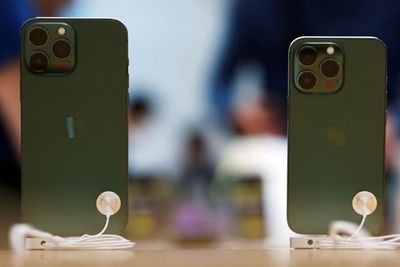 Waspada Penyadapan, Rusia Larang Pejabatnya Pakai iPhone: Buang atau Beri ke Anak