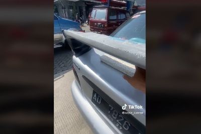 Bikin Ngakak! Mobil Ini 'Jemur' Tempe saat Antre di SPBU, Kok Bisa?