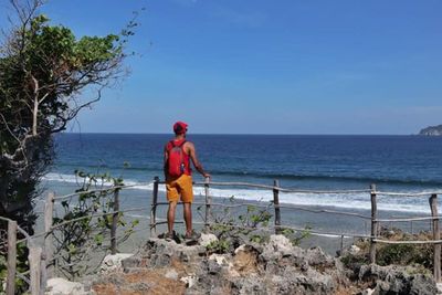 Pesona Batuan Karang Pantai Batu Pintu, Air Lautnya Jernih Kebiruan Bikin Nyaman