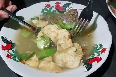 Bukan di Panci, Sop Kaki di Tangerang Ini Dimasak dalam Kaleng, Gimana Rasanya?