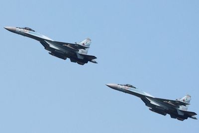 Jet Su-35 Rusia Usir Dua Bomber AS: Jangan Berani Lewati Perbatasan!