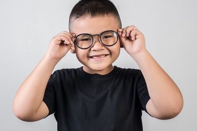 Benarkah Kacamata Anti Sinar Biru Bantu Kurangi Mata Minus pada Anak? Ini Kata Dokter