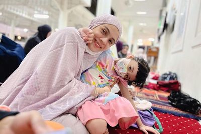 Wajah Polos Nycta Gina Pakai Mukena, Tarawih Pertama Ramadan 2023 Kumpul Bareng Keluarga