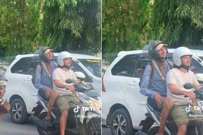 Naik Motor di Bali, Helm Bule Ini Kacanya Hampir Lepas: Emang Random Banget