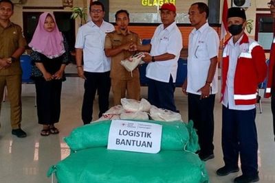 Wujud Kepedulian, PMI Salurkan Paket Sembako Kepada Korban Banjir Lamongan