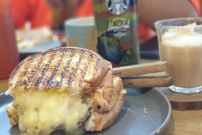 Roti Eneng, Toko Roti yang Suasananya Seperti di Rumah Sendiri