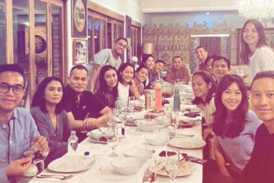 Nia Ramadhani Pamer Sahur Pertama Bareng Keluarga Bakrie, Pakai Kaus Putih Gak Makeup-an