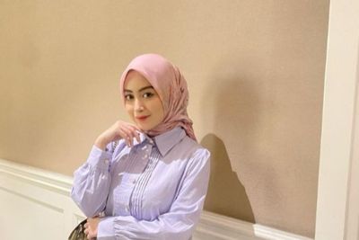 10 Ide Outfit Bukber Hijab Friendly yang Fashionable dari Para Artis