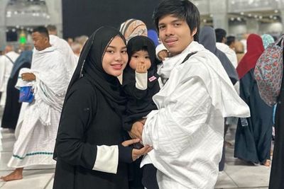 Intip Potret Aurel Hermansyah Dibalut Gamis Hitam di Mekkah, Netizen: Masya Allah