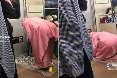 Viral Wanita Salat di Dalam KRL Sampai Gelar Sajadah, Tuai Pro Kontra