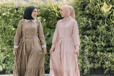 Gaya Kompak Tya Ariestya dan Nycta Gina Pakai Gamis dan Hijab Simple, Bisa Ditiru Nih!