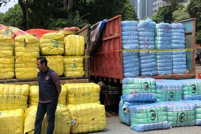 Polda Metro Jaya Sita 535 Karung Balpres Ilegal dari Korea, Jepang hingga Amerika