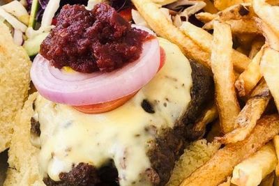 Udah Pernah Coba Burger Unta? Datang ke Cafe Clock di Maroko Deh, Bisa Sambil Beramal!