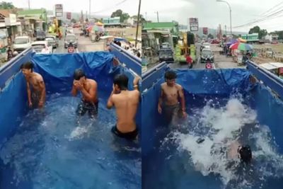 Kreatif! Bak Truk Disulap Jadi Kolam Renang Dadakan, Sekelompok Pemuda Asyik Berenang