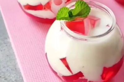 Ide Takjil Sore Ini, Segarnya Es Jelly Strawberry Merah Menggoda, Cek Resepnya!