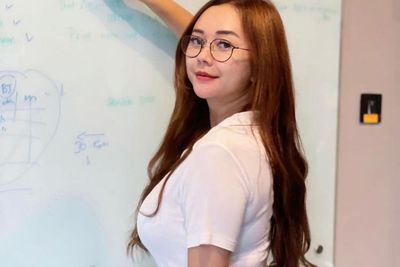 Aura Kasih Pamer Foto Pakai Kerudung Merah di Bulan Puasa, Cantiknya Sempurna!