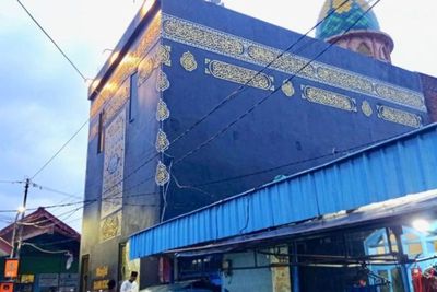 Merasakan Suasana Masjid Bernuansakan Ka bah di Sudut Perkampungan Surabaya