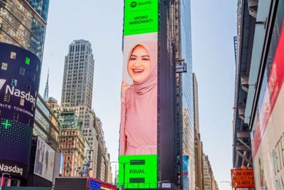 Wajah Musisi Indonesia Woro Widowati Berhijab Pink Terpampang di Times Square New York