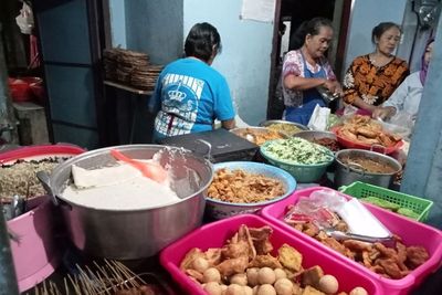 Tersembunyi di Gang Sempit, Nasi Pecel Bu Kitun Tak Pernah Sepi!