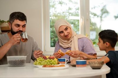 Pakar Sarankan Buka Puasa Pakai Buah Ketimbang Makanan Sekadar Manis