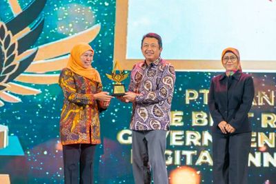 Gubernur Jatim Khofifah Indar Parawansa Beri Penghargaan Ini ke BUMD DKI, Apa Itu?