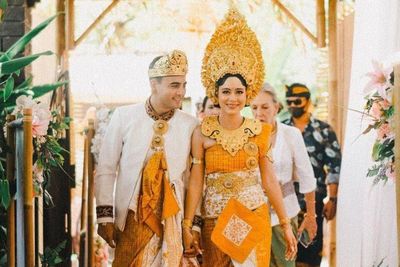 Resmi Menikah dengan Indra Brotolaras, Laura Theux Tampil Cantik Pakai Baju Pengantin Bali