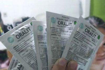 Ramai Anjuran Minum Oralit saat Sahur untuk Cegah Dehidrasi, PB IDI Ingatkan Hal Ini