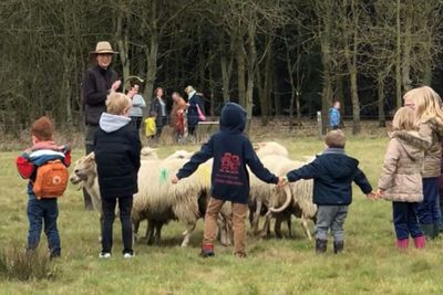 Melihat Peringatan Hari Memeluk Anak Domba di Prinsen Park Negara Belgia