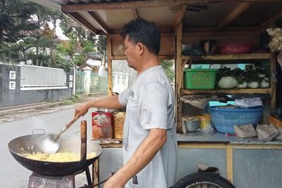 Cobain Nasi Goreng Gila Pak Min di Tulungagung, Seporsi Bisa untuk Tiga Orang!